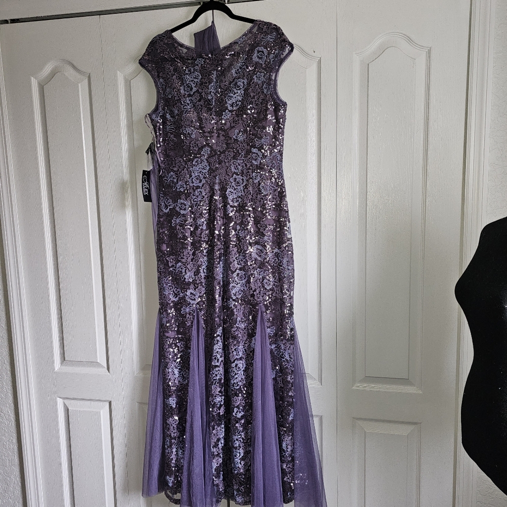 Alex Evening Elegant Purple Lace Evening Gown - Size 12 - Picture 4 of 12